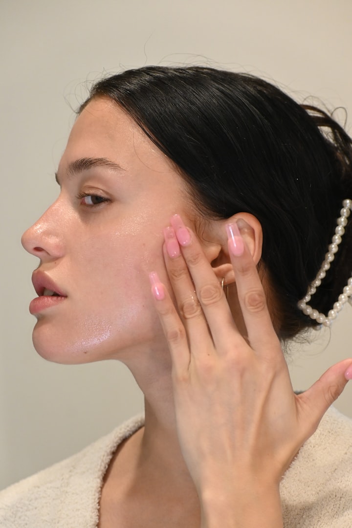 Kvinna som undersöker sitt ansikte